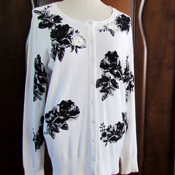 WHITE & BLACK SWEATER CARDIGAN, XL, NWT LONG CHARTER CLUB w APPLIQUE ROSES - Picture 2 of 4